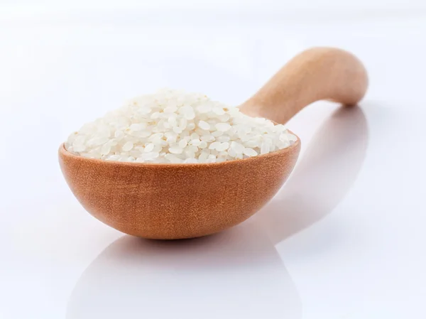 Японский рис, короткий рис, используемый для суши в деревянной ложке остроумия — стоковое фото