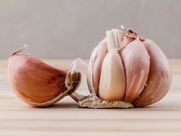 Close Up organic garlic with selective focus on the teak wood ba — Stock Photo, Image