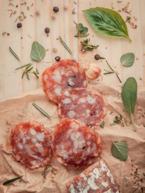 Sosis salam otlar ve baharatlar, kekik, biberiye, sa ile dilimlenmiş