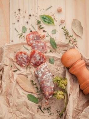 Sosis salam otlar ve baharatlar, kekik, biberiye, sa ile dilimlenmiş