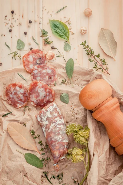 Sosis salam otlar ve baharatlar, kekik, biberiye, sa ile dilimlenmiş