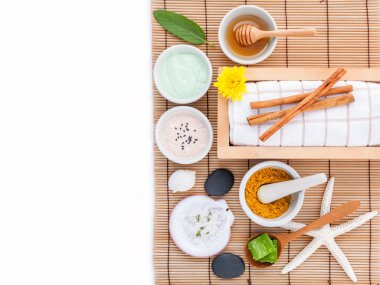 Natural Spa Ingredients sea salt ,sage ,honey , aloe vera ,spa s