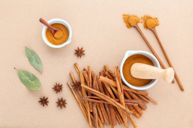 Kabuk tarçın ve beyaz morta toz tarçın