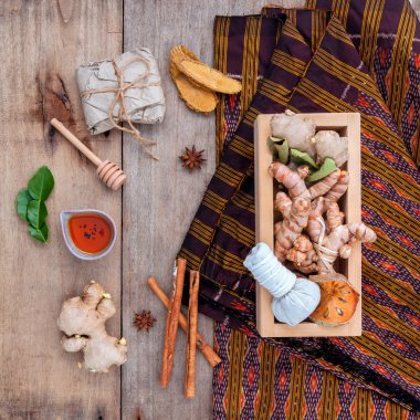 Natural Spa Ingredients herbal compress ball and herbal