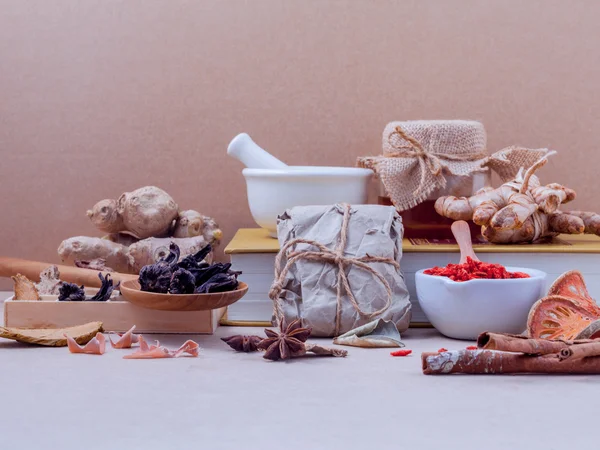 Alternative healthcare dried various Chinese herbs in wooden box — Stock fotografie