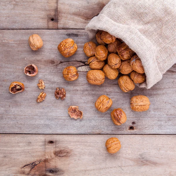 Walnuts kernels in hemp sack and whole walnuts — Zdjęcie stockowe
