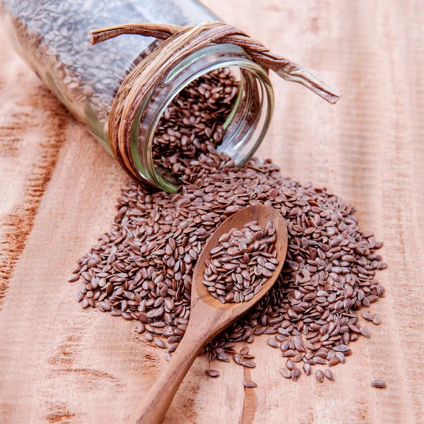 Cuidado alternativo de la salud y la dieta de semillas de lino en cuchara de madera — Foto de Stock