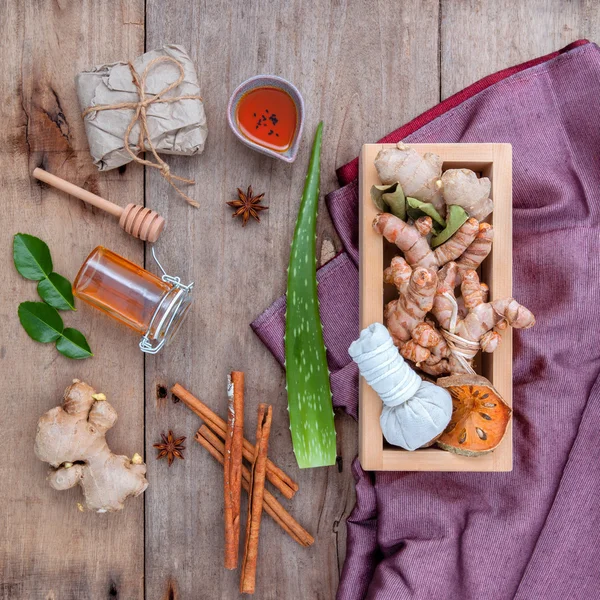 Natural Spa Ingredienti a base di erbe impacco palla — Foto Stock