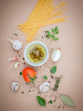 İtalyan gıda kavramı makarna sebze zeytin yağı ile