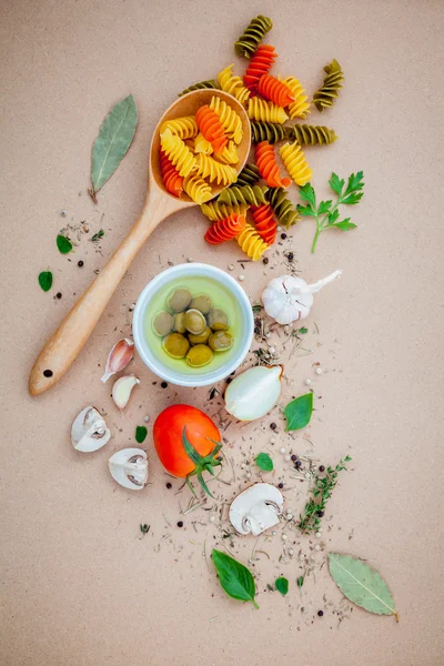 Konsep pasta makanan Italia dengan sayuran minyak zaitun — Stok Foto