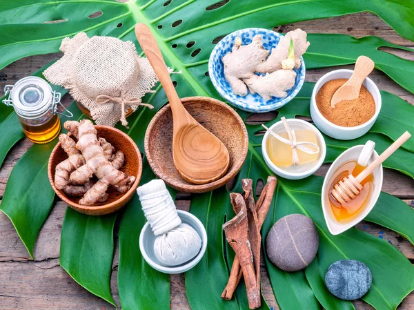 Green leaves with nature spa ingredient turmeric powder — Stock Photo, Image