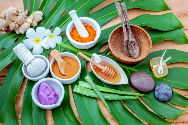 Green leaves with nature spa ingredient turmeric powder — Stock Photo, Image