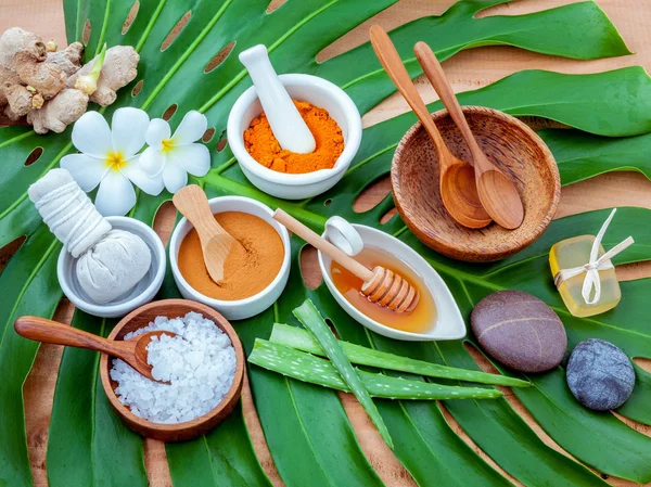 Gröna blad med naturen spa ingrediens gurkmeja pulver — Stockfoto