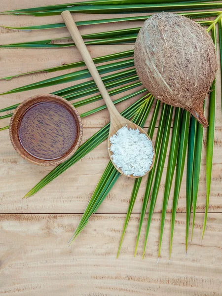 Olio di cocco, polvere di cocco e noce di cocco su foglie di cocco — Foto Stock