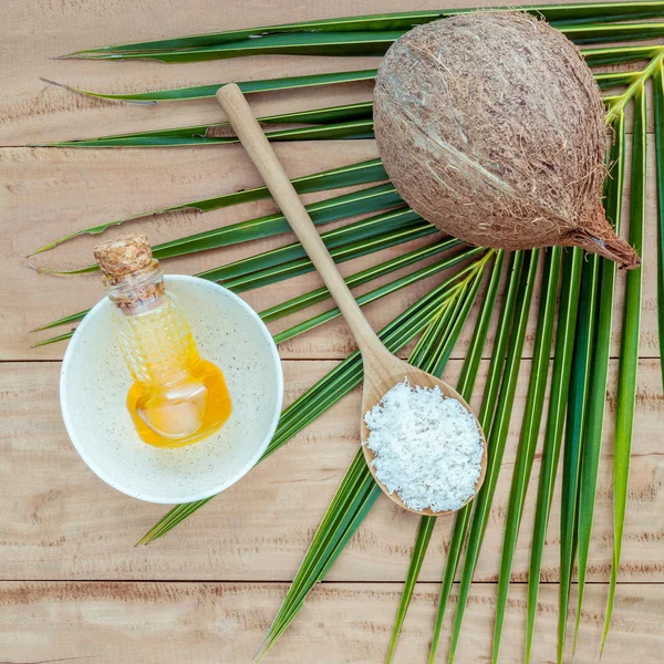 Кокосова олія, кокосовий порошок і кокос на кокосовому листі — стокове фото