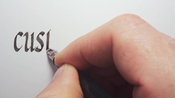 Klantenverhalen. Handschrift met een pen. Kalligrafie close-up. — Stockvideo