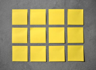 Gri arkaplanda sarı yapışkan notlar