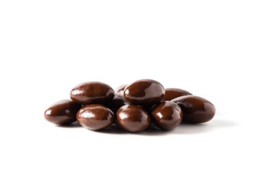 Koyu çikolata kaplı badem, izole edilmiş..