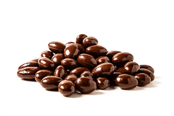 Темний шоколад покритий мигдалем, ізольований . — стокове фото