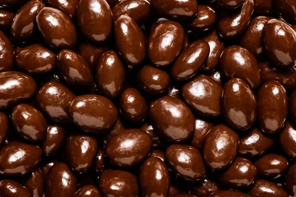 Темний шоколад покритий мигдалем, ізольований . Стокове Фото