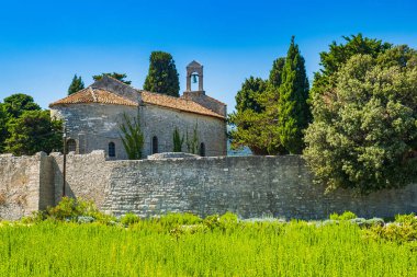 Hırvatistan 'ın Cres adasındaki güzel antik Osor kasabası, taş duvarlar ve katedral kulesi