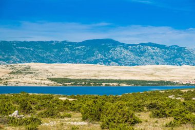 Hırvatistan 'ın Pag adasında manzara, arka planda Velebit dağı