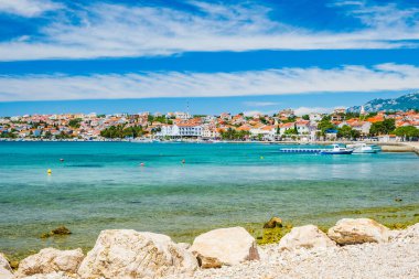 Hırvatistan 'ın Pag adasındaki Novalja kasabasındaki liman ve marina