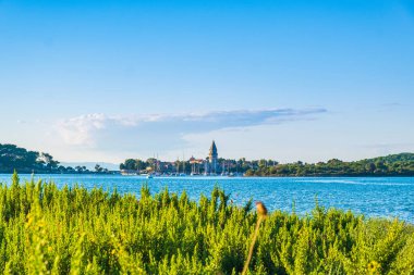 Hırvatistan 'ın Cres ve Losinj adaları arasındaki eski Osor kasabası, önplanda kıyı ve deniz manzarası