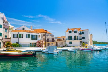Hırvatistan 'ın Dalmaçya kentindeki Pirovac kıyı kasabasının liman manzarası