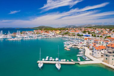 Hırvatistan 'ın Dalmaçya kentindeki Pirovac kasabasında güzel mavi Adriyatik deniz manzaralı yelkenli marina manzarası