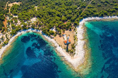Arka planda Adriyatik deniz ufku, güzel Hırvatistan, Dugi Otok adasındaki Çam Ormanı ve Veli Fare 'nin eski deniz feneri