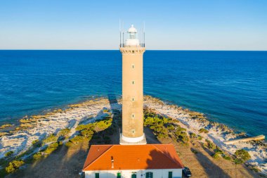 Arka planda Adriyatik deniz ufku, güzel Hırvatistan, Dugi Otok adasındaki Çam Ormanı ve Veli Fare 'nin eski deniz feneri