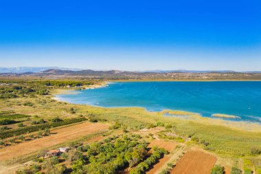 Hırvatistan 'ın Dalmaçya kentindeki Vrana Gölü (Vransko jezero) kıyısında kuşbilim parkı, insansız hava aracı görüntüsü