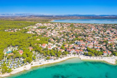Hırvatistan 'ın Adriyatik kıyısındaki Pakostan kasabası ve arka planda Vransko gölü, hava manzarası