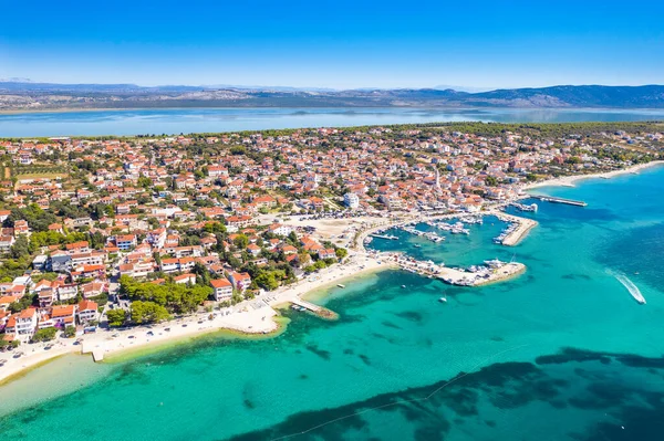 Stad Pakostane Aan Adriatische Kust Kroatië Vransko Meer Achtergrond Uitzicht — Stockfoto