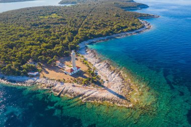 Arka planda Adriyatik deniz ufku, güzel Hırvatistan, Dugi Otok adasındaki Veli Rat 'in eski deniz feneri