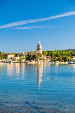 Hırvatistan 'ın Adriyatik Denizi üzerindeki Cres ve Losinj adaları arasındaki eski Osor kasabası