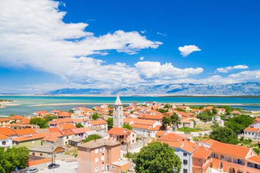Hırvatistan 'ın Adriyatik kıyısındaki Nin kasabasında deniz manzarası ve arka planda Velebit dağı insansız hava aracından görülüyor