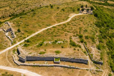 Hırvatistan 'ın Dalmaçya Zagora kentindeki Antik Asseria' nın hava manzarası harabeleri