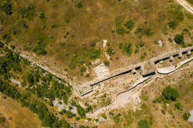 Hırvatistan 'ın Dalmaçya Zagora kentindeki Antik Asseria' nın hava manzarası harabeleri