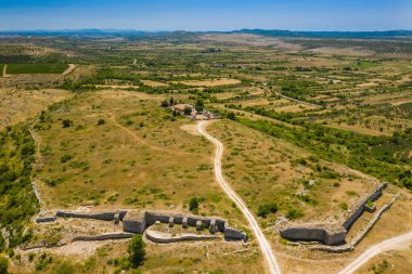 Hırvatistan 'ın Dalmaçya Zagora kentindeki Antik Asseria' nın hava manzarası harabeleri