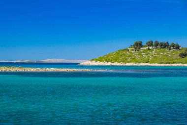 Adriyatik deniz manzarası, Hırvatistan 'ın Pakostan kasabası yakınlarındaki güzel adalar