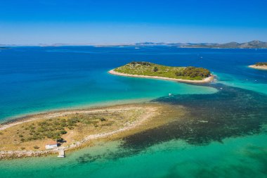 Hırvatistan 'da, Pakostan kasabası yakınlarındaki turkuaz Adriyatik denizindeki güzel adaların hava manzarası