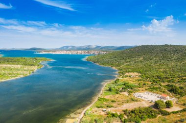 Saint Martin Kilisesi hava manzaralı Ivinj arkeoloji sahası, arka planda Pirovac kasabası, Dalmaçya, Hırvatistan