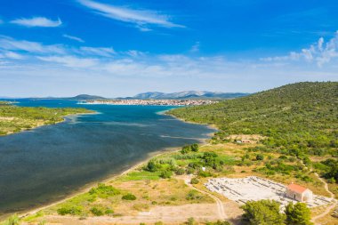 Saint Martin Kilisesi hava manzaralı Ivinj arkeoloji sahası, arka planda Pirovac kasabası, Dalmaçya, Hırvatistan