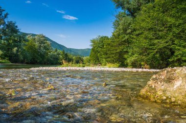 Hırvatistan 'ın Gorski Kotar kentinde Kupa nehrinin kanyonunda güzel manzara