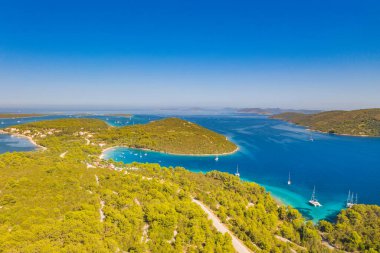 Hırvatistan 'ın Adriyatik Denizi üzerindeki Dugi Otok adasının hava manzarası, güzel deniz manzarası