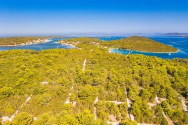 Hırvatistan 'ın Adriyatik Denizi üzerindeki Dugi Otok adasının hava manzarası, güzel deniz manzarası