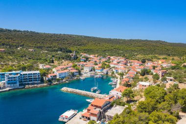Hırvatistan 'ın Dugi Otok adasındaki Bozava kasabası. Panoramik görünüm.