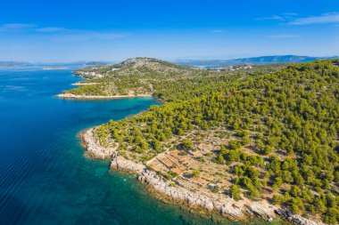Hırvatistan, Dalmaçya 'daki Murter Adası takımadalarının uzun kıyıları. Drone hava görüntüsü.